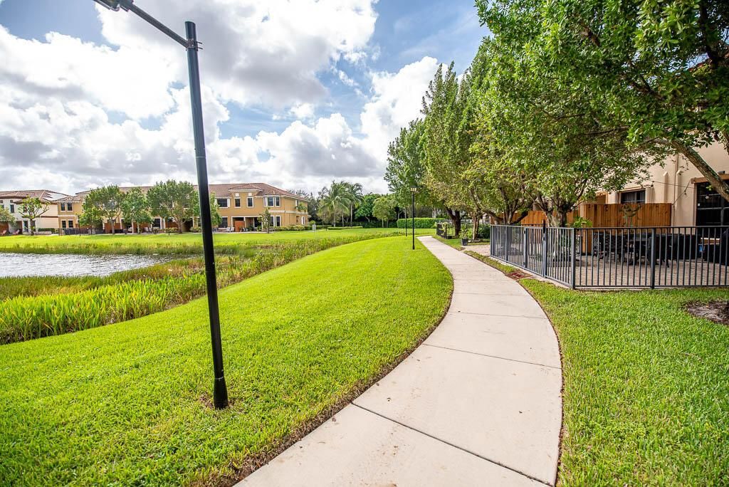 20251004-10283 Wellington Parc Drive-004
