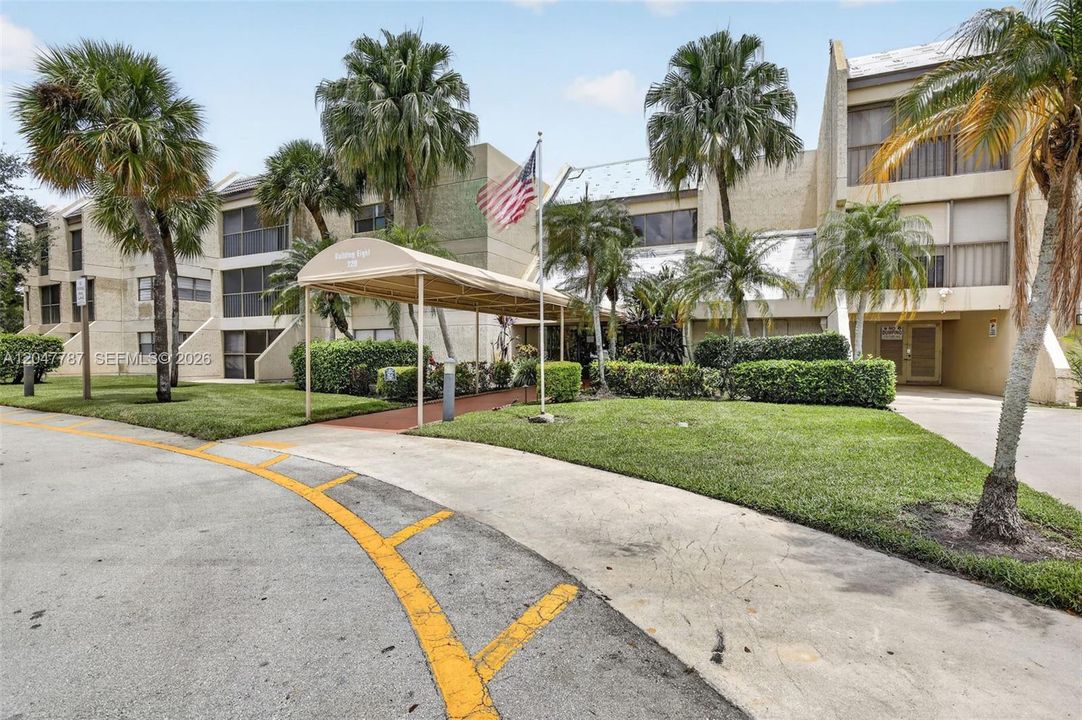 For Sale: $265,000 (2 beds, 2 baths, 956 Square Feet)
