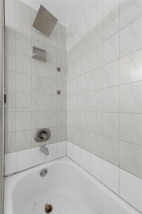 Activo con contrato: $210,000 (2 camas, 2 baños, 819 Pies cuadrados)