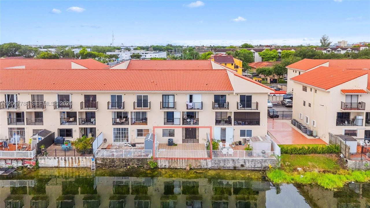 Activo con contrato: $210,000 (2 camas, 2 baños, 819 Pies cuadrados)