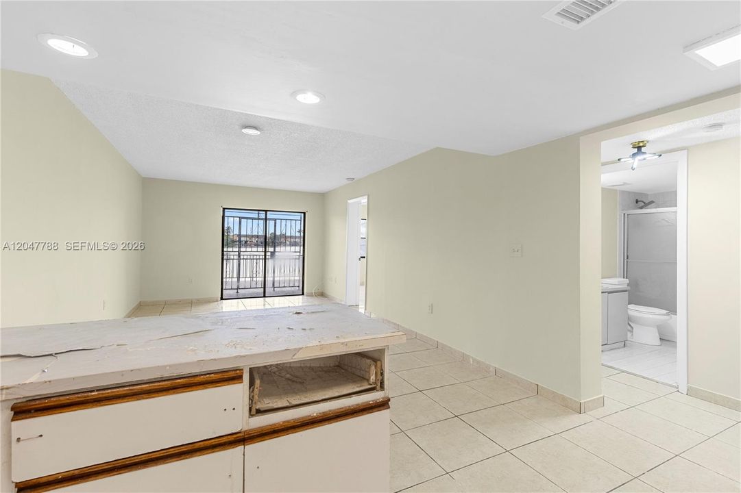 Activo con contrato: $210,000 (2 camas, 2 baños, 819 Pies cuadrados)