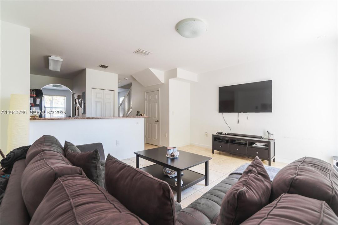 For Rent: $2,200 (2 beds, 2 baths, 1290 Square Feet)