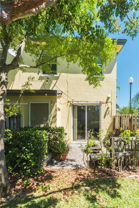 For Rent: $2,200 (2 beds, 2 baths, 1290 Square Feet)