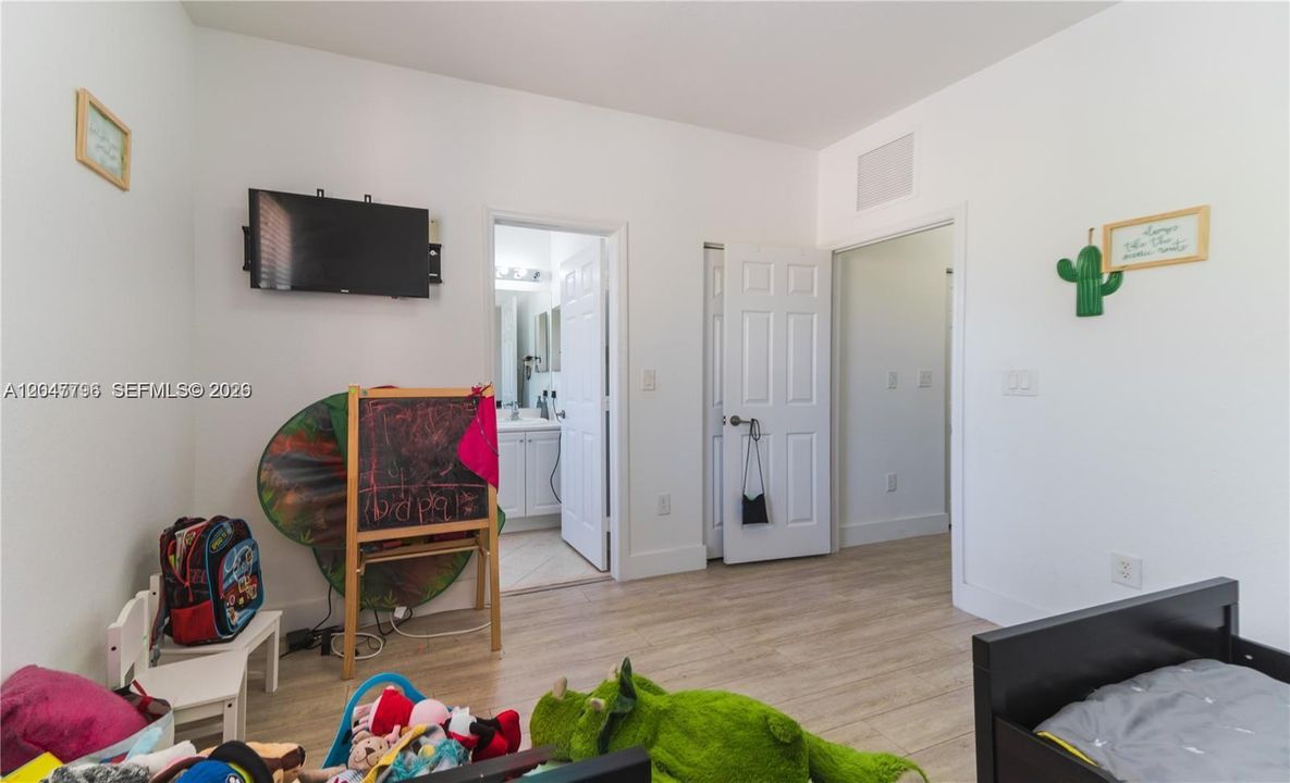 For Rent: $2,200 (2 beds, 2 baths, 1290 Square Feet)