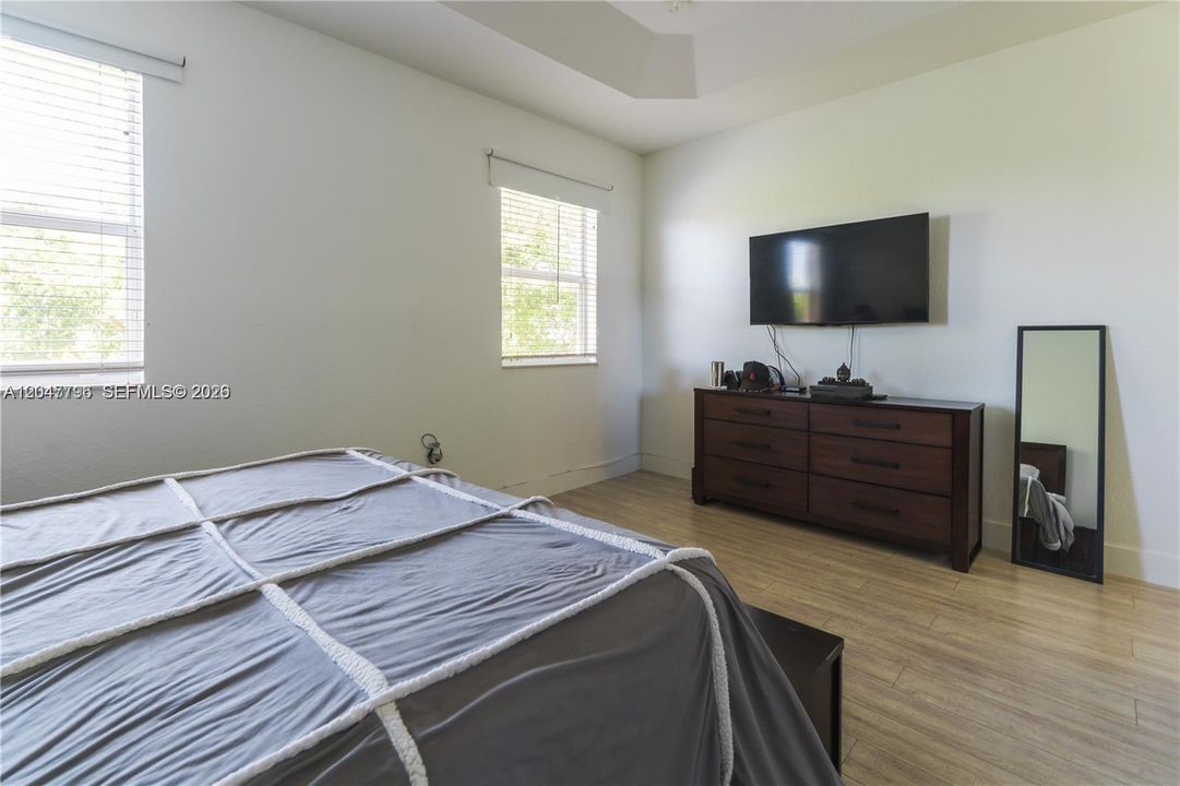 For Rent: $2,200 (2 beds, 2 baths, 1290 Square Feet)