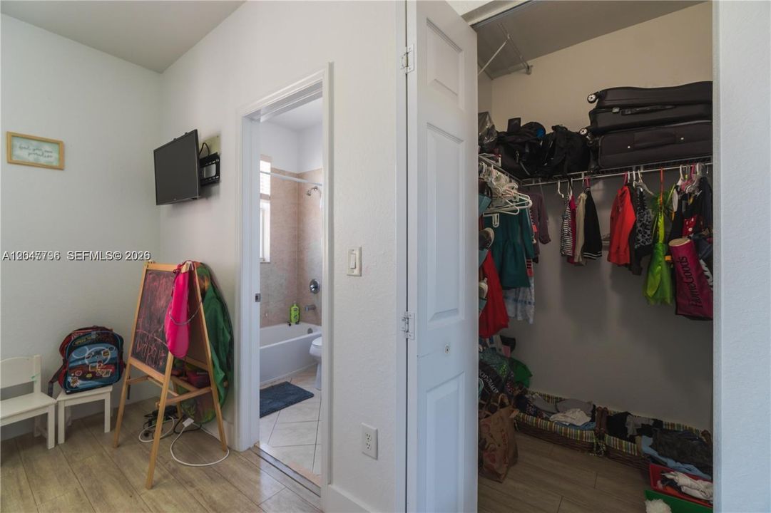 For Rent: $2,200 (2 beds, 2 baths, 1290 Square Feet)