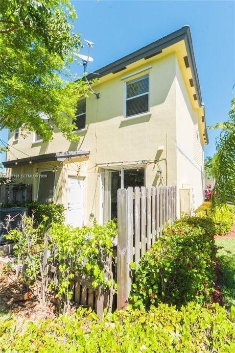 For Rent: $2,200 (2 beds, 2 baths, 1290 Square Feet)