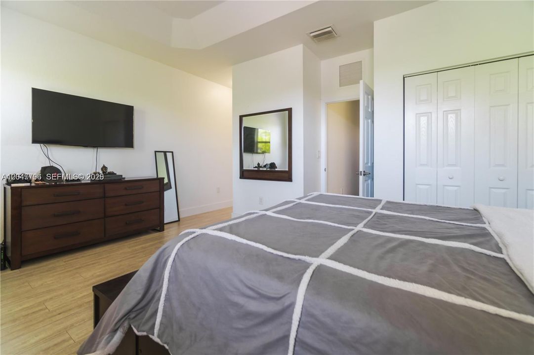 For Rent: $2,200 (2 beds, 2 baths, 1290 Square Feet)