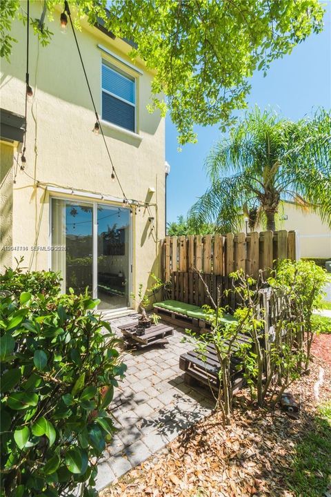 For Rent: $2,200 (2 beds, 2 baths, 1290 Square Feet)
