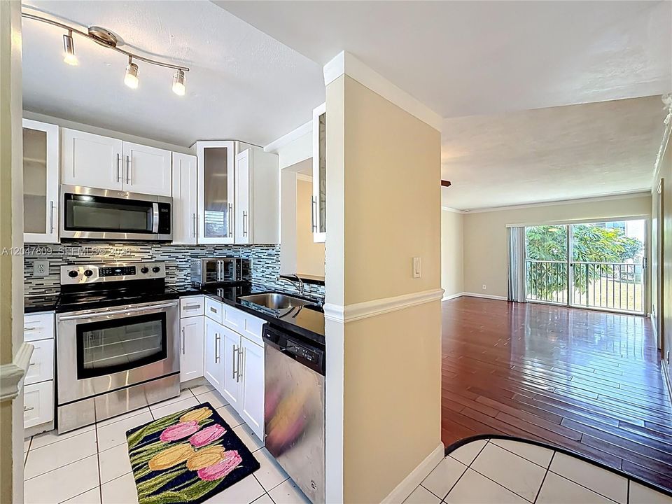 For Rent: $2,000 (2 beds, 2 baths, 832 Square Feet)