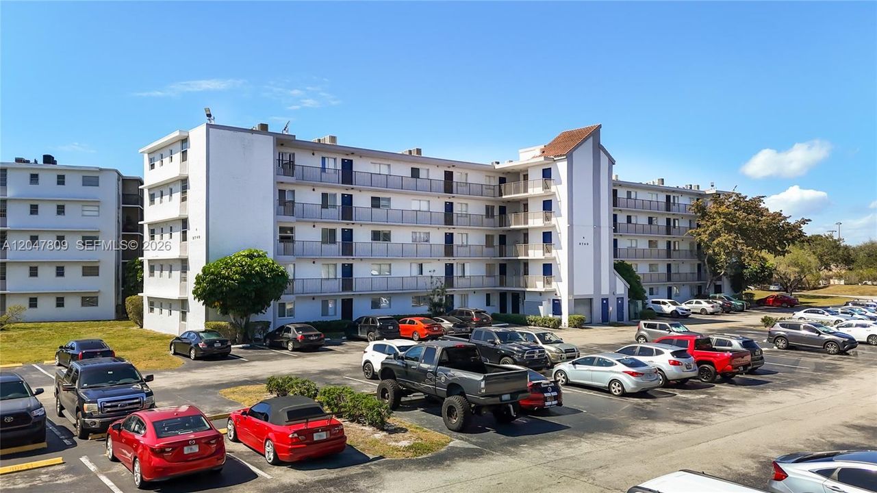 For Rent: $2,000 (2 beds, 2 baths, 832 Square Feet)