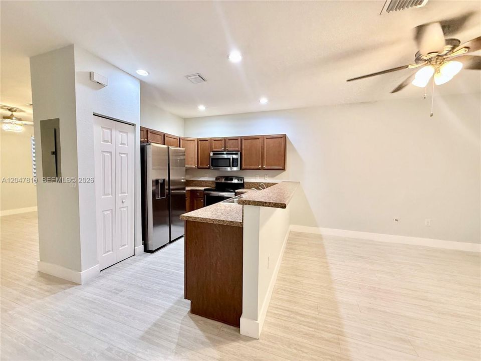 В аренду: $2,700 (3 спален, 2 ванн, 1402 Квадратных фут)