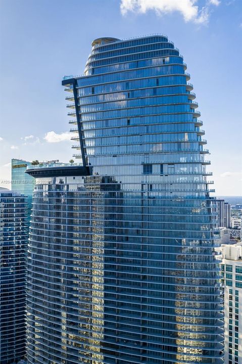 For Sale: $1,699,000 (2 beds, 2 baths, 1437 Square Feet)
