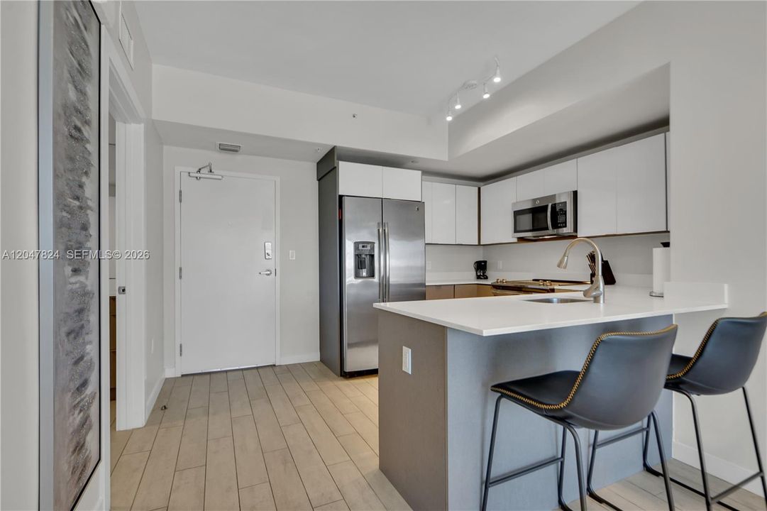 For Rent: $3,450 (2 beds, 2 baths, 814 Square Feet)