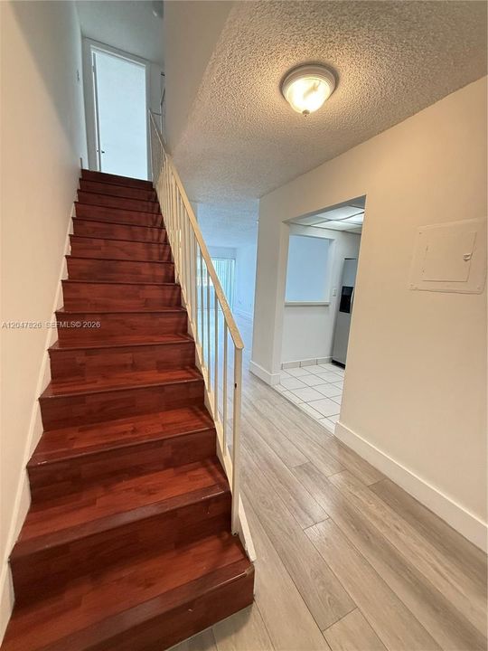 For Rent: $1,950 (1 beds, 1 baths, 1125 Square Feet)
