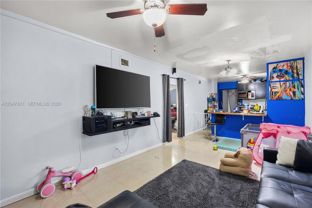 En Venta: $245,000 (2 camas, 1 baños, 832 Pies cuadrados)