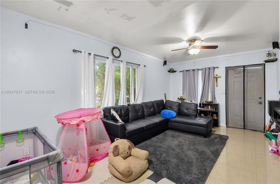 En Venta: $245,000 (2 camas, 1 baños, 832 Pies cuadrados)