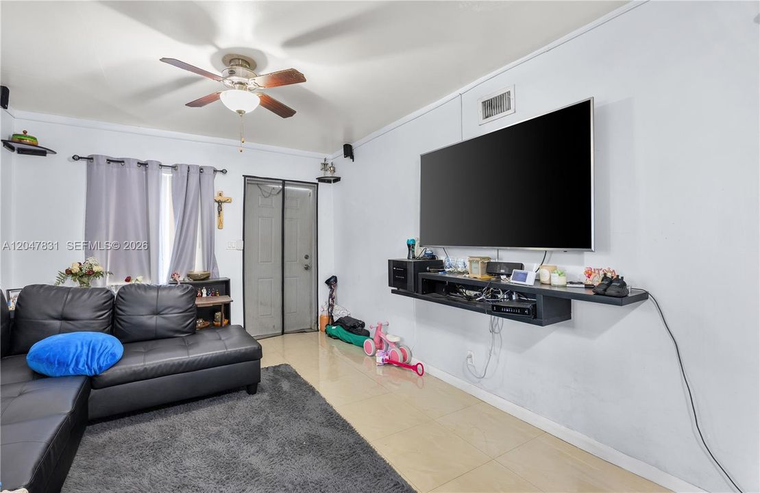 En Venta: $245,000 (2 camas, 1 baños, 832 Pies cuadrados)