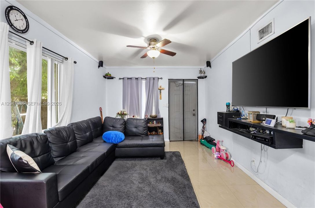 En Venta: $245,000 (2 camas, 1 baños, 832 Pies cuadrados)