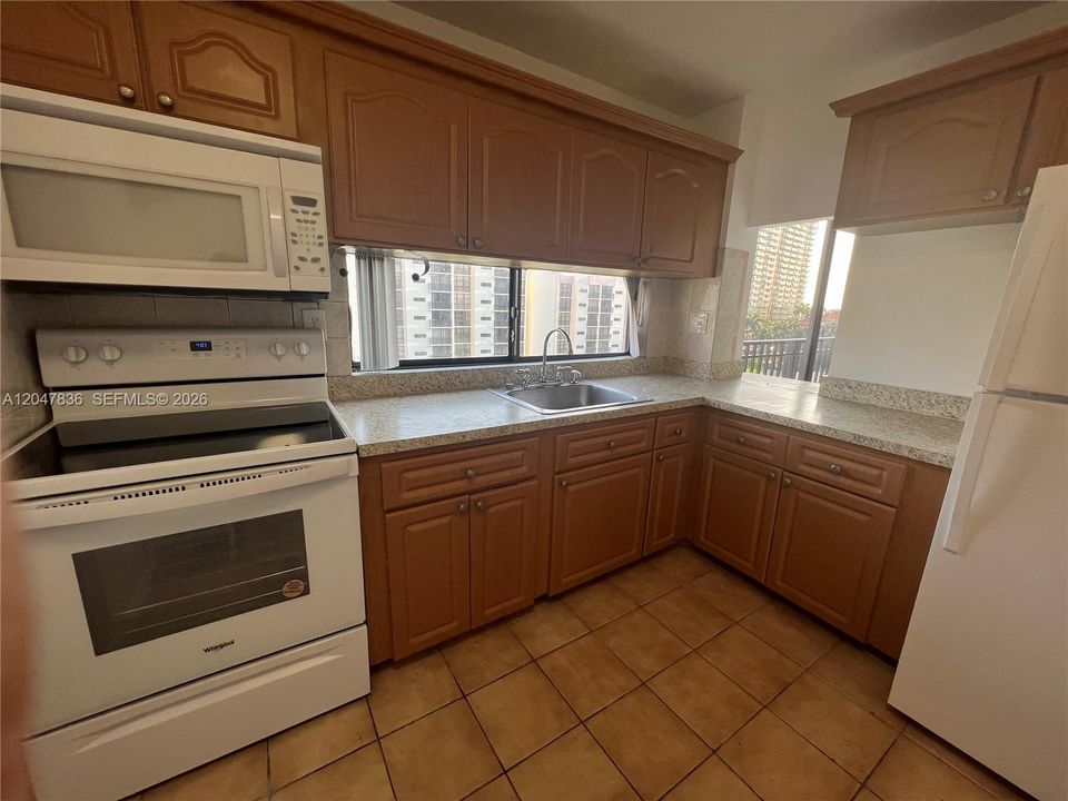 For Rent: $1,900 (1 beds, 1 baths, 767 Square Feet)