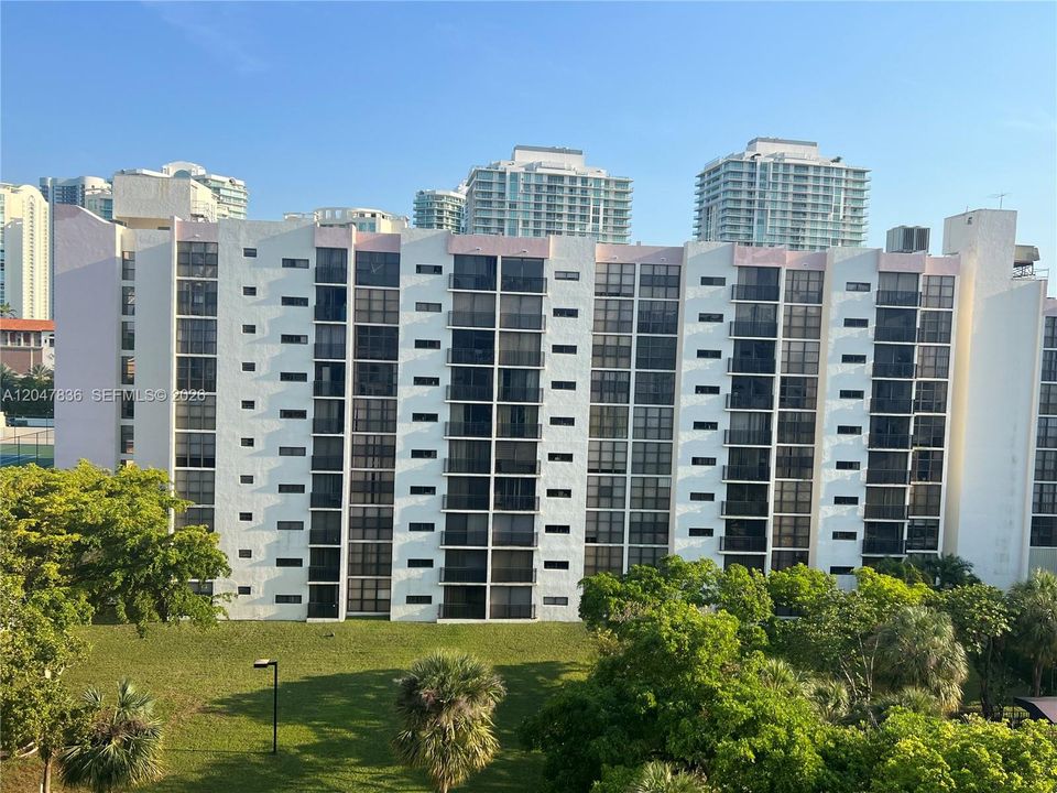 For Rent: $1,900 (1 beds, 1 baths, 767 Square Feet)