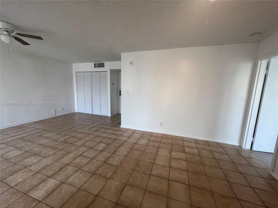 For Rent: $1,900 (1 beds, 1 baths, 767 Square Feet)