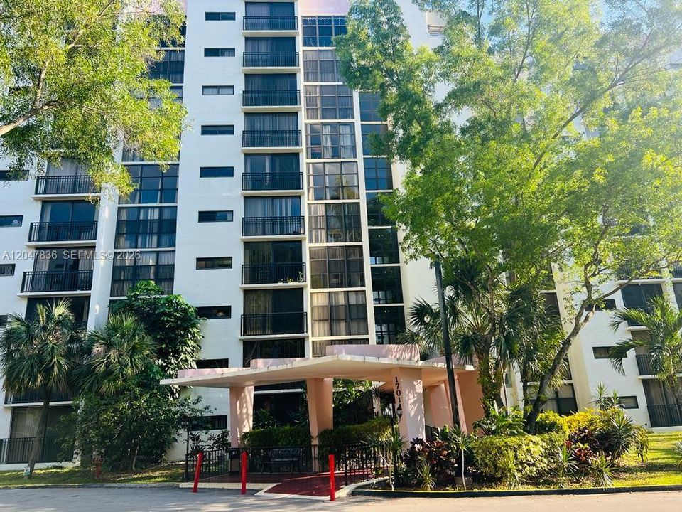 For Rent: $1,900 (1 beds, 1 baths, 767 Square Feet)