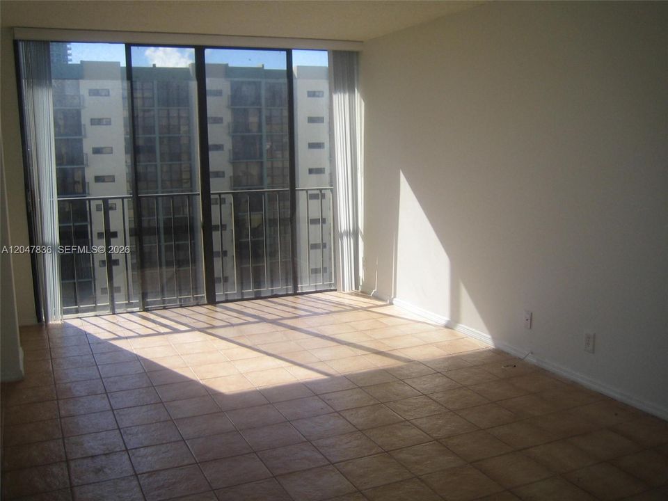 For Rent: $1,900 (1 beds, 1 baths, 767 Square Feet)