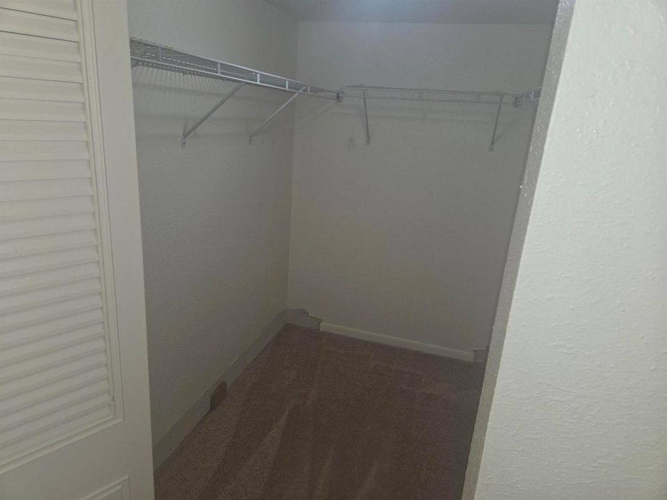 MC 228 Walk-in Closet