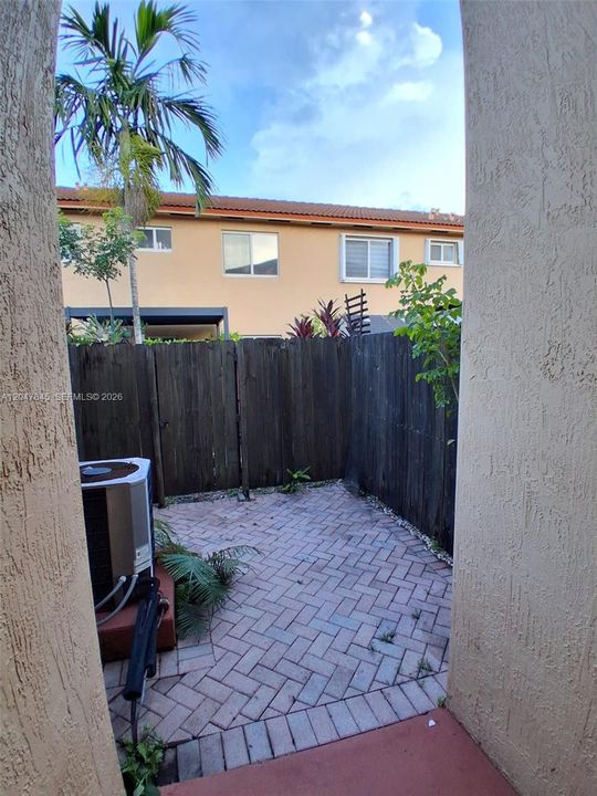 For Rent: $2,600 (2 beds, 2 baths, 1106 Square Feet)