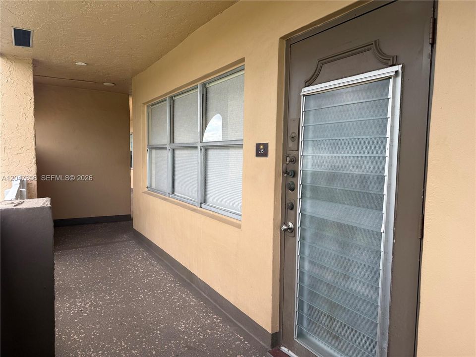 Hall Main AptDoor