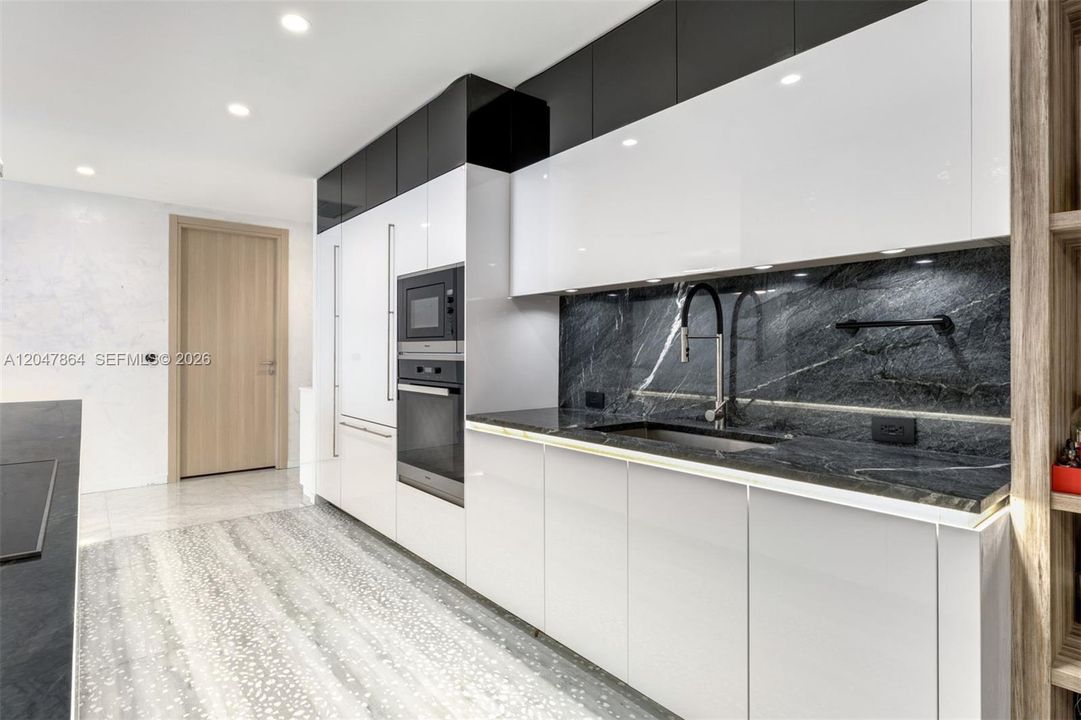 For Rent: $16,000 (3 beds, 3 baths, 2211 Square Feet)