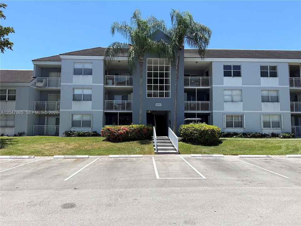 For Rent: $1,800 (1 beds, 1 baths, 813 Square Feet)