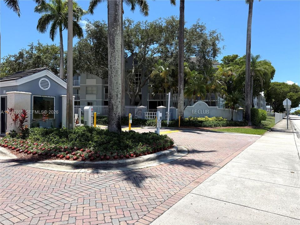 For Rent: $1,800 (1 beds, 1 baths, 813 Square Feet)
