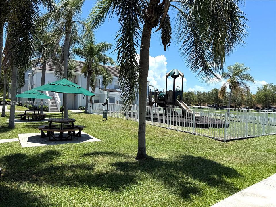 For Rent: $1,800 (1 beds, 1 baths, 813 Square Feet)