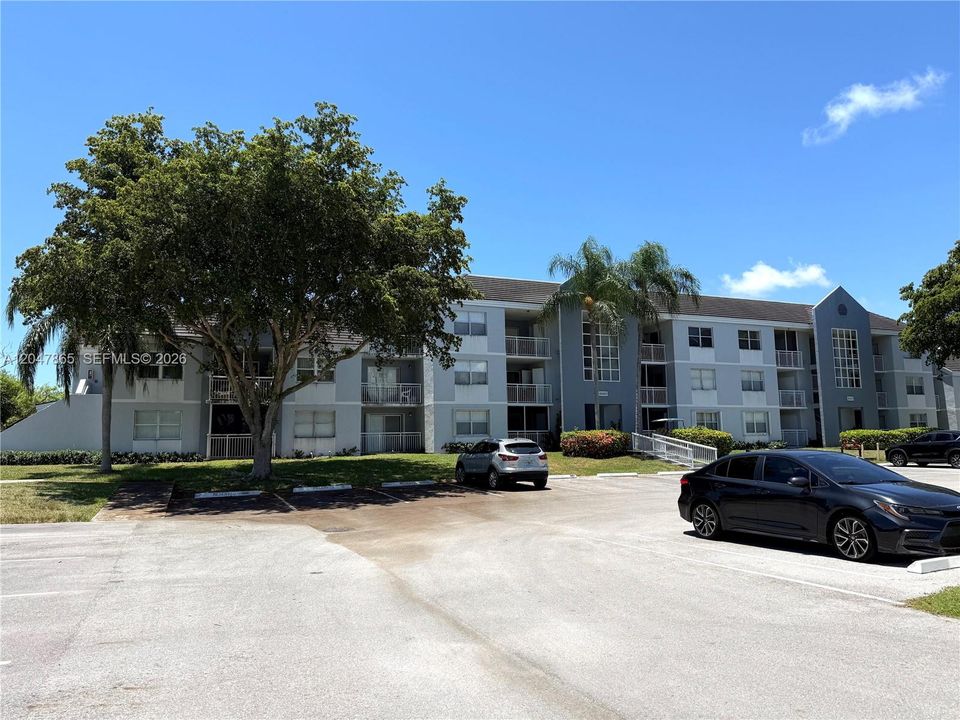For Rent: $1,800 (1 beds, 1 baths, 813 Square Feet)
