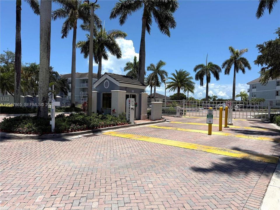 For Rent: $1,800 (1 beds, 1 baths, 813 Square Feet)