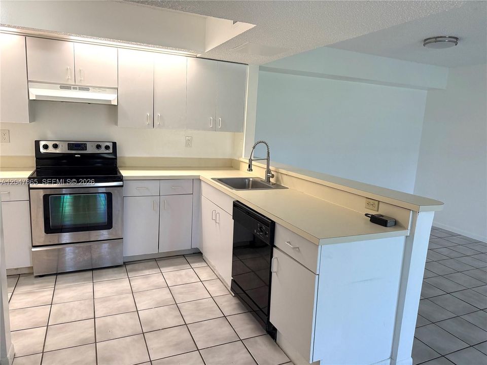 For Rent: $1,800 (1 beds, 1 baths, 813 Square Feet)