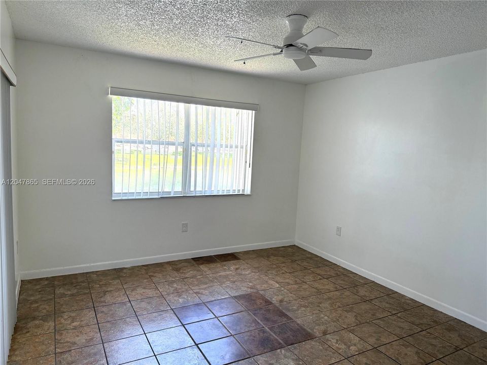 For Rent: $1,800 (1 beds, 1 baths, 813 Square Feet)