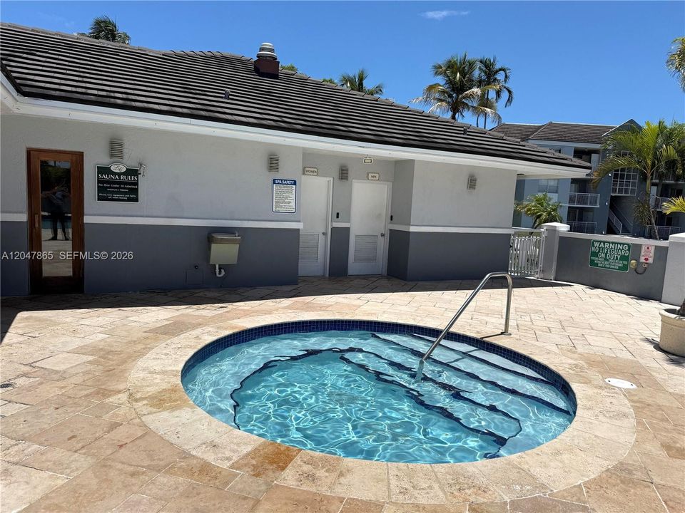 For Rent: $1,800 (1 beds, 1 baths, 813 Square Feet)