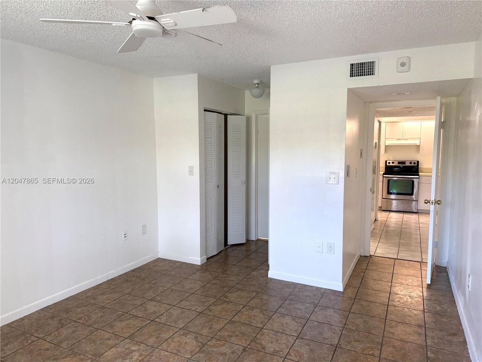 For Rent: $1,800 (1 beds, 1 baths, 813 Square Feet)