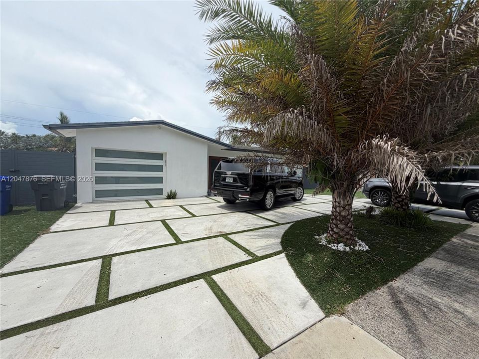 For Sale: $700,000 (3 beds, 3 baths, 1590 Square Feet)