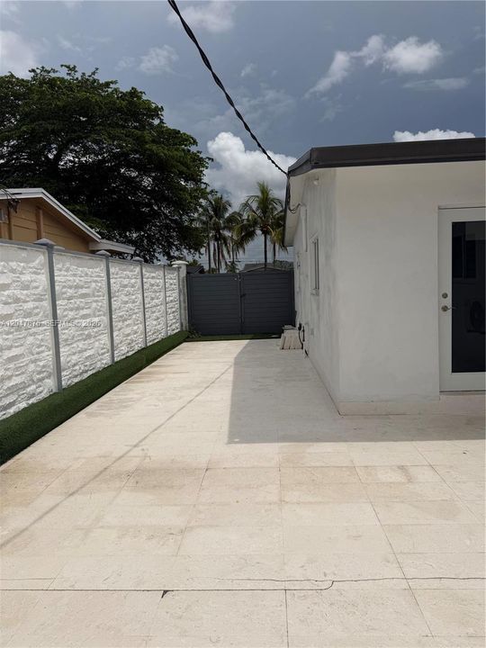 For Sale: $700,000 (3 beds, 3 baths, 1590 Square Feet)