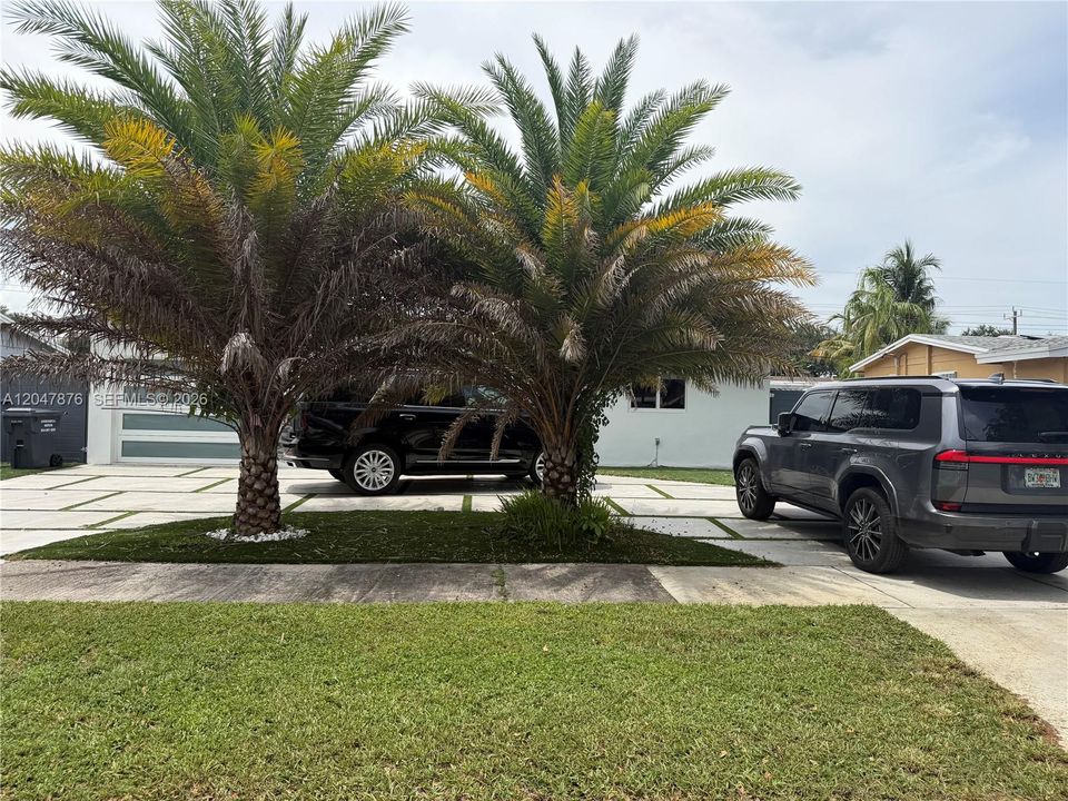 For Sale: $700,000 (3 beds, 3 baths, 1590 Square Feet)