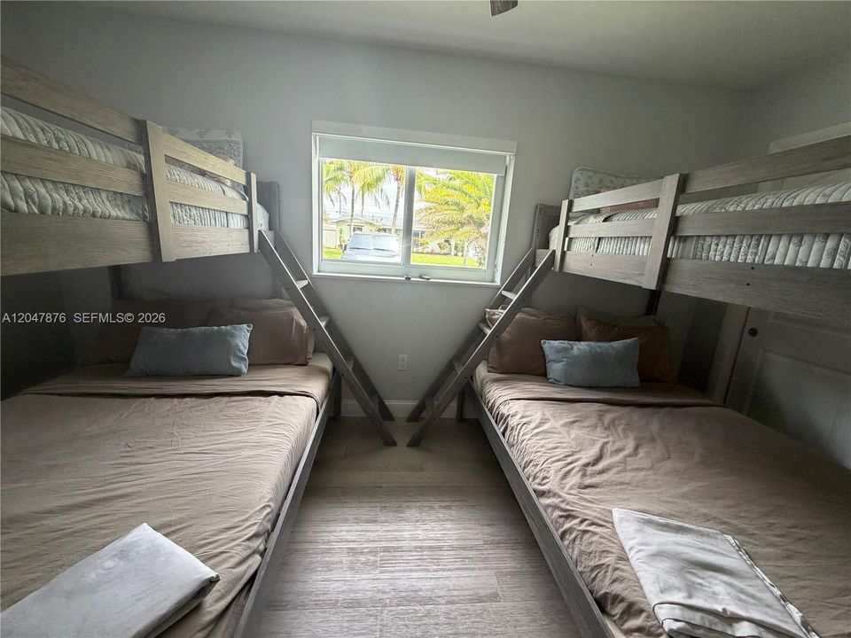 For Sale: $700,000 (3 beds, 3 baths, 1590 Square Feet)