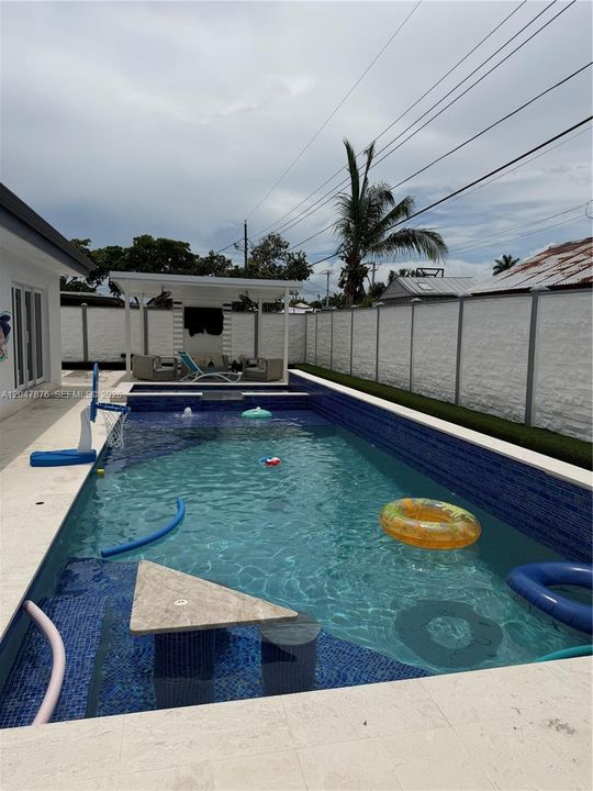 For Sale: $700,000 (3 beds, 3 baths, 1590 Square Feet)