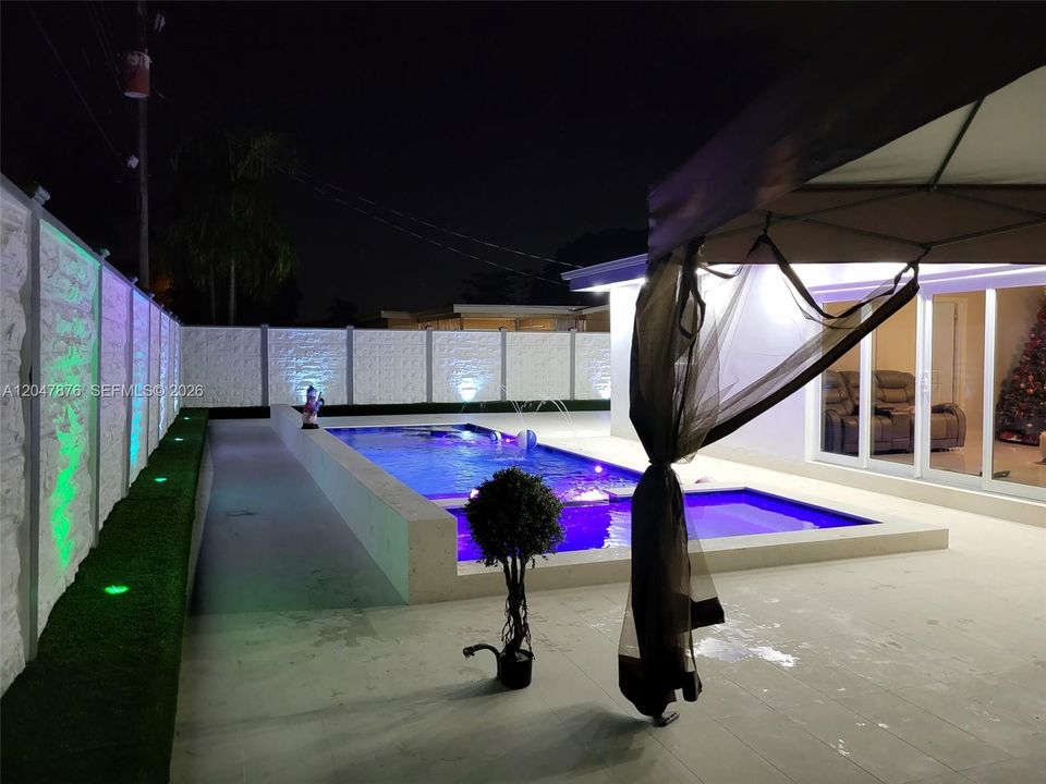 For Sale: $700,000 (3 beds, 3 baths, 1590 Square Feet)