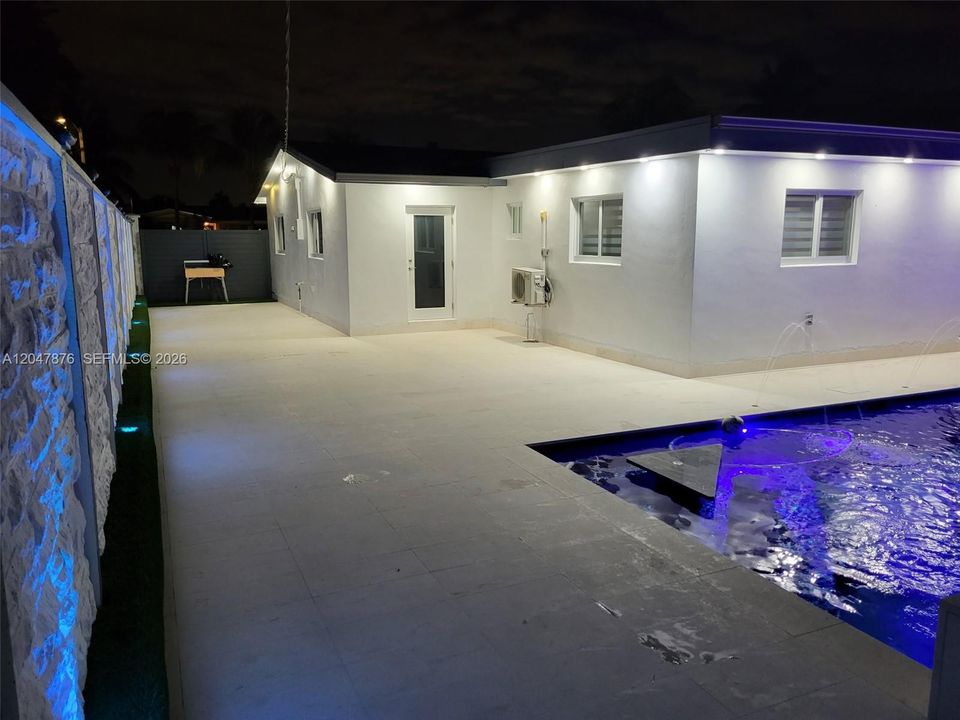 For Sale: $700,000 (3 beds, 3 baths, 1590 Square Feet)
