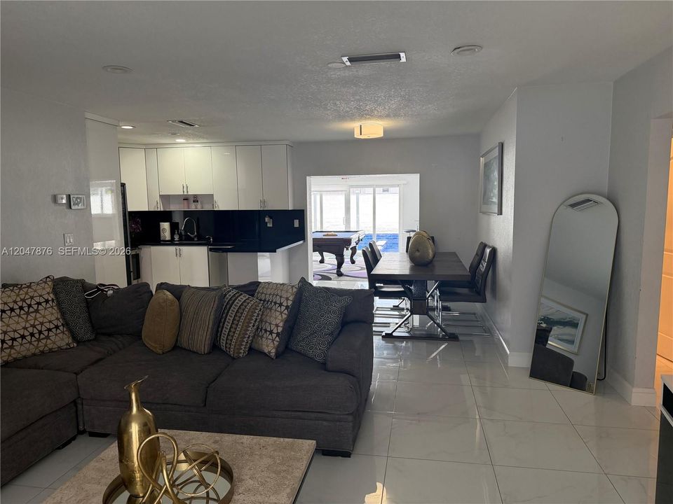 For Sale: $700,000 (3 beds, 3 baths, 1590 Square Feet)