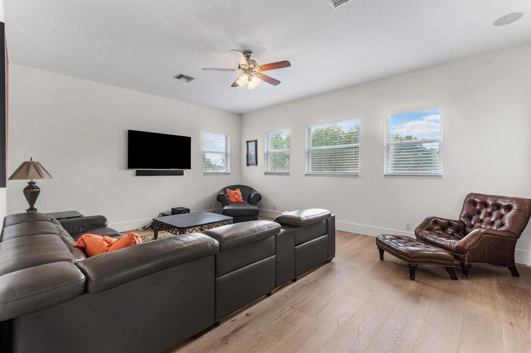 2952 SW Buena Vista Dr